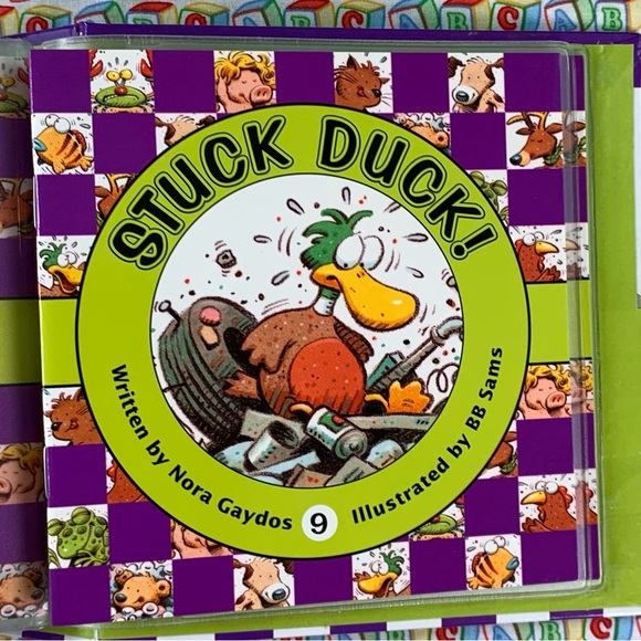 Animal Antics 10 Phonics Books Set. Level 1, Short-Vowel Sounds. - Picture 12 of 16